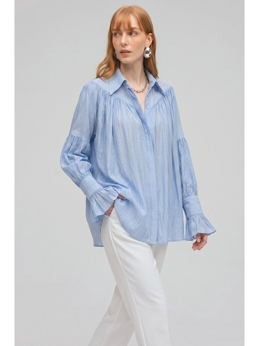 Bebe Mavi Kadın Oversize Büzgülü Düşük Omuz Dokulu Gömlek - Manşet Detaylı-6