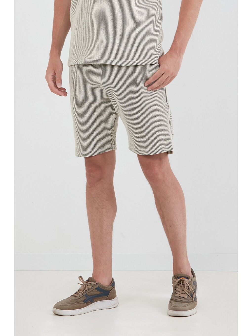 Siyah Beli Bağlamalı Gofre Kumaş Şort-1