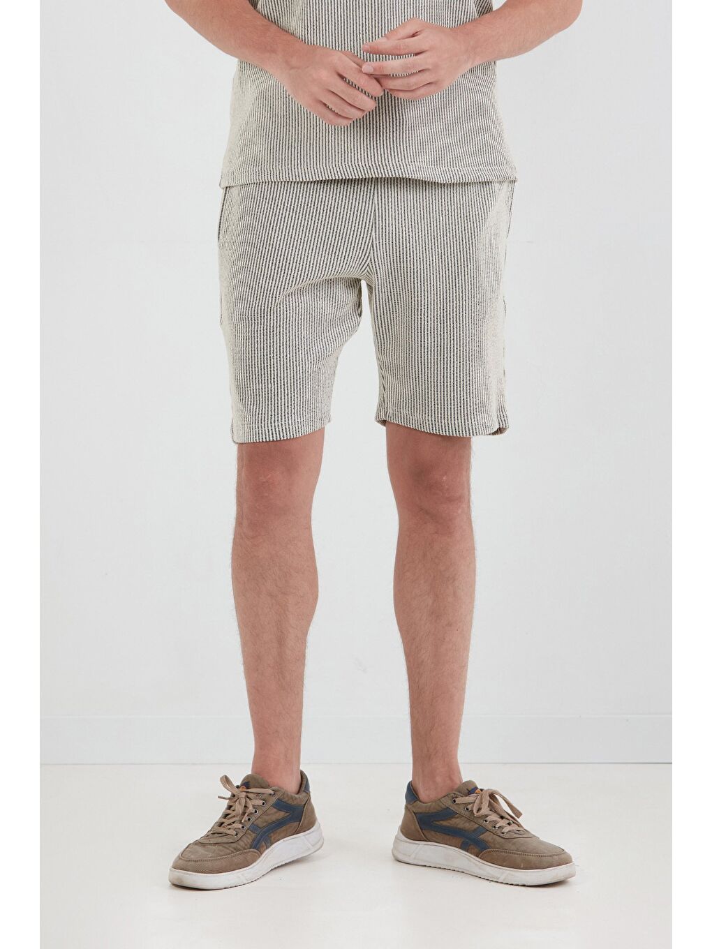 Siyah Beli Bağlamalı Gofre Kumaş Şort-2