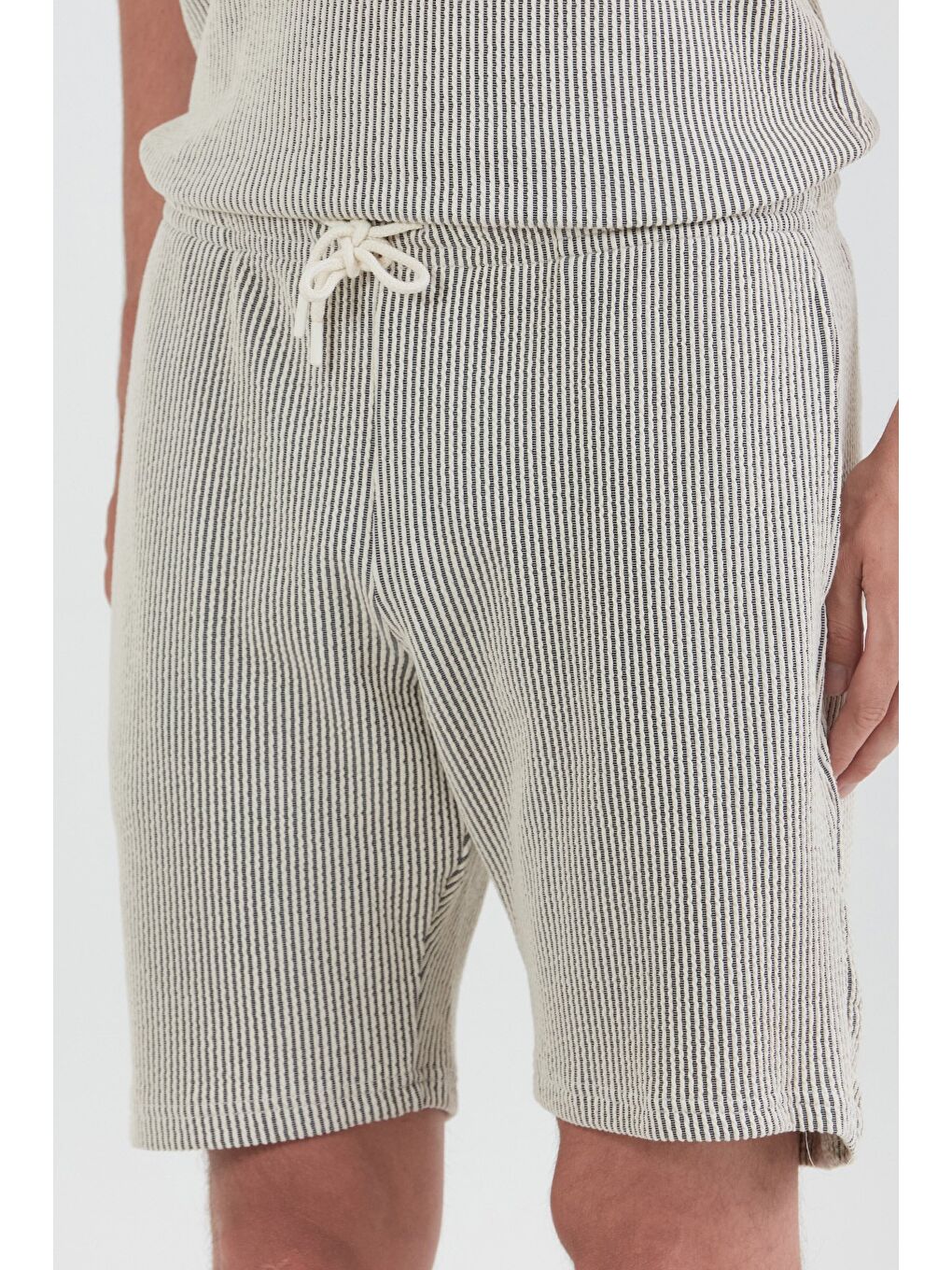 Siyah Beli Bağlamalı Gofre Kumaş Şort-3