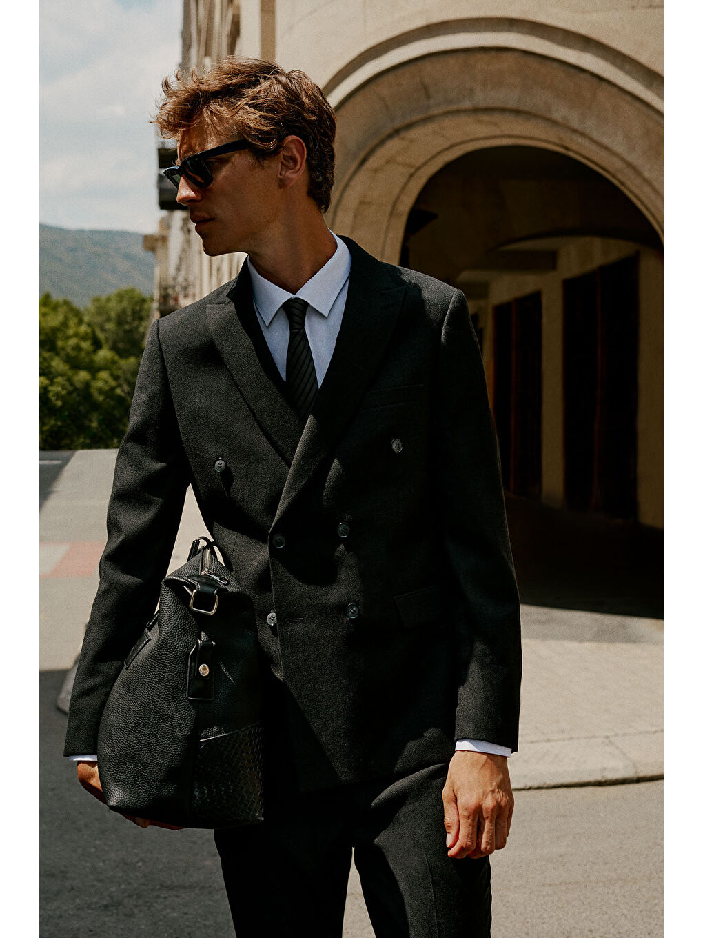 Erkek Siyah %100 Yün Slim Fit Dar Kesim Kırlangıç Yaka Kapak Cepli Takım Elbise