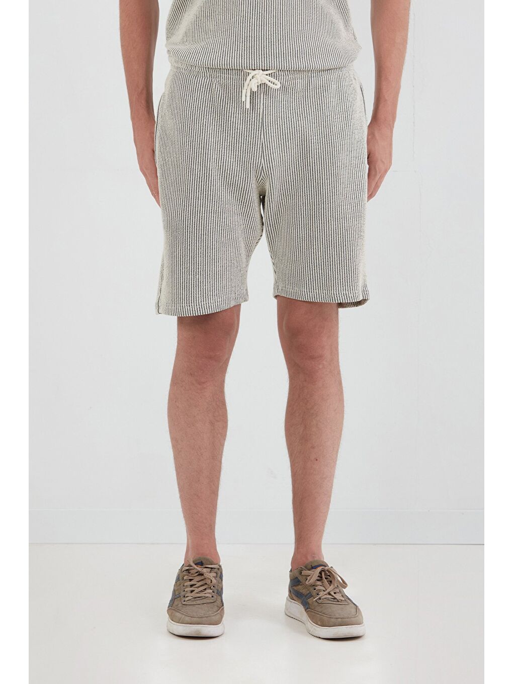 Siyah Beli Bağlamalı Gofre Kumaş Şort-4