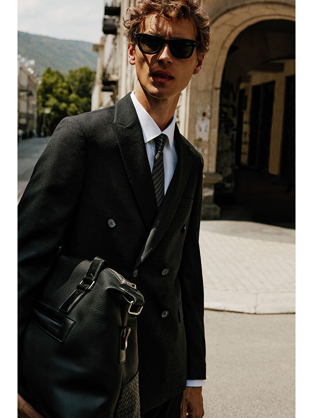 Erkek Siyah %100 Yün Slim Fit Dar Kesim Kırlangıç Yaka Kapak Cepli Takım Elbise-1