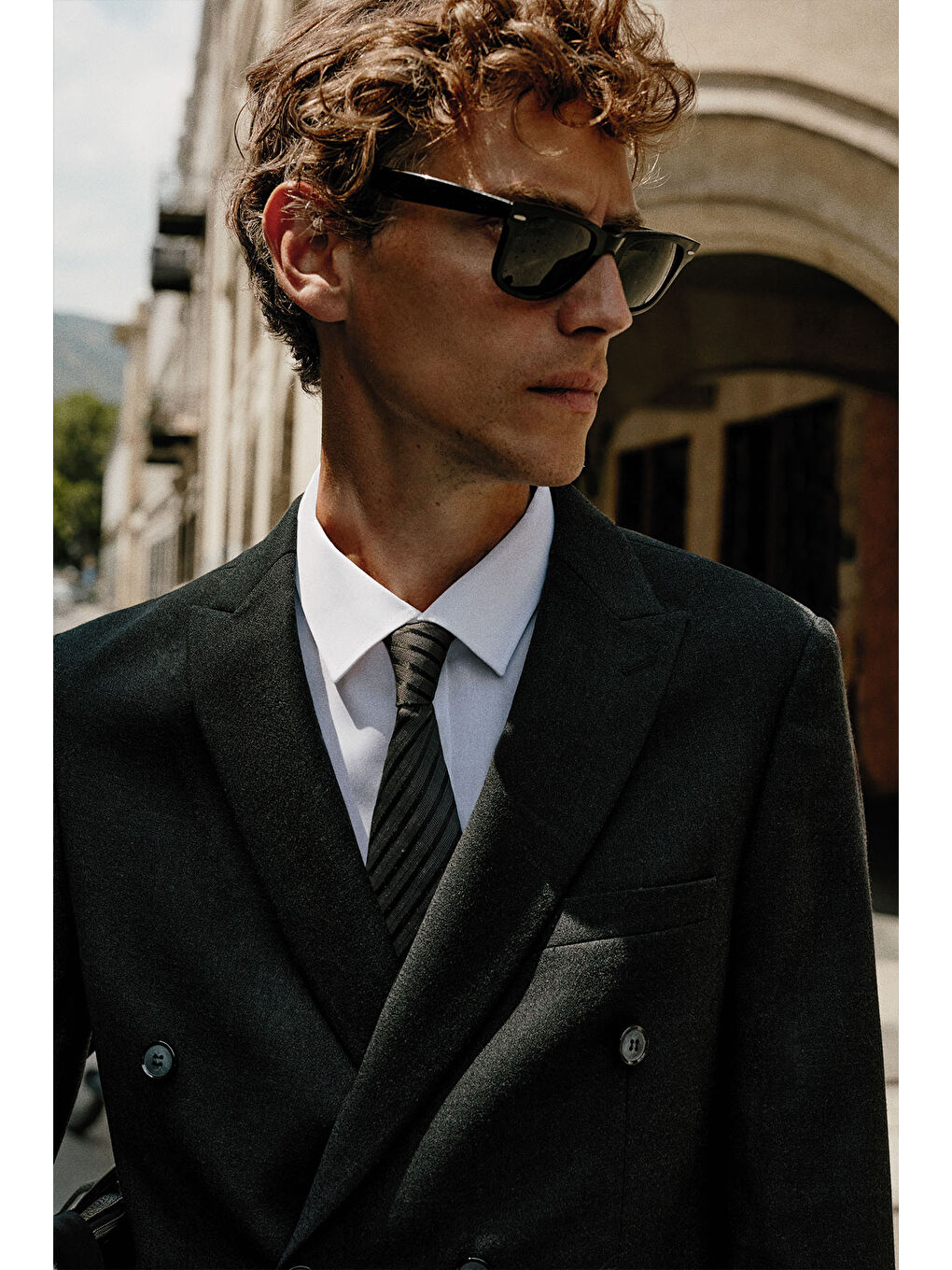 Erkek Siyah %100 Yün Slim Fit Dar Kesim Kırlangıç Yaka Kapak Cepli Takım Elbise-2