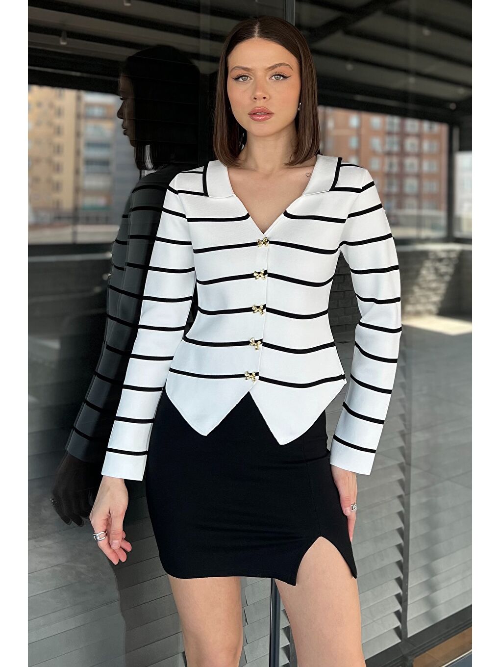 Beyaz Kadın Çizgi Desenli Fiyonk Düğme Detaylı Triko Hırka-1