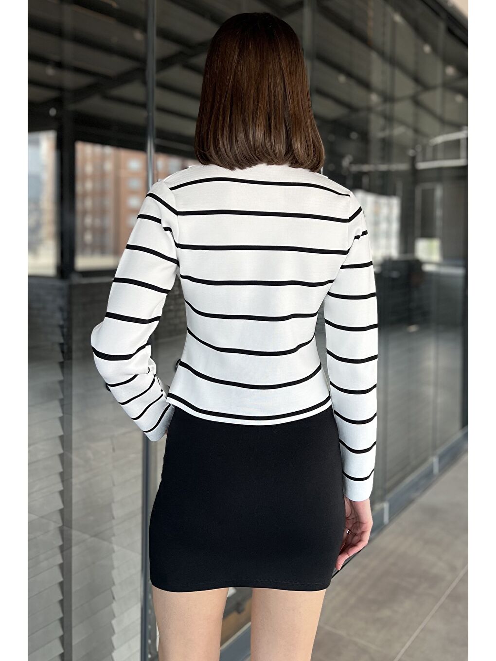 Beyaz Kadın Çizgi Desenli Fiyonk Düğme Detaylı Triko Hırka-2