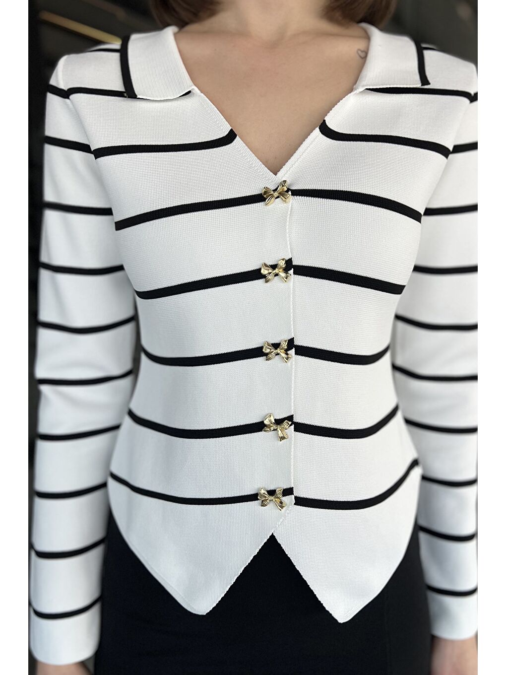 Beyaz Kadın Çizgi Desenli Fiyonk Düğme Detaylı Triko Hırka-3