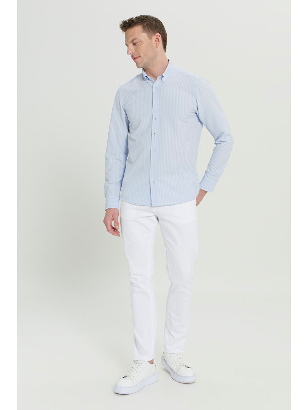 Erkek Açık Mavi Slim Fit Dar Kesim Gofre Desenli Düğmeli Yaka Hafif Kumaş Gömlek-1