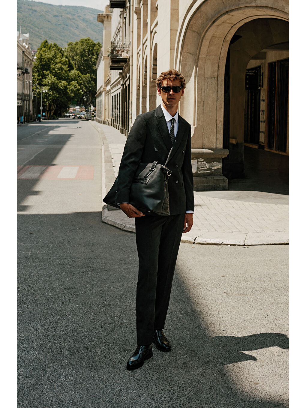 Erkek Siyah %100 Yün Slim Fit Dar Kesim Kırlangıç Yaka Kapak Cepli Takım Elbise-4