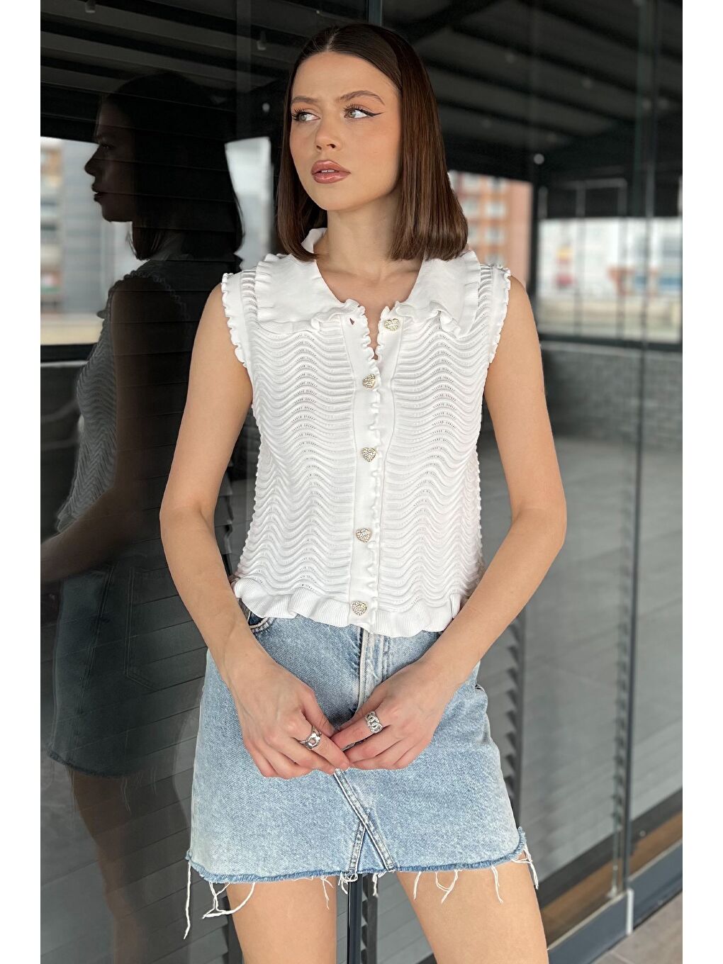 Beyaz Kadın Bebe Yaka Dalga Desenli Triko Yelek-1