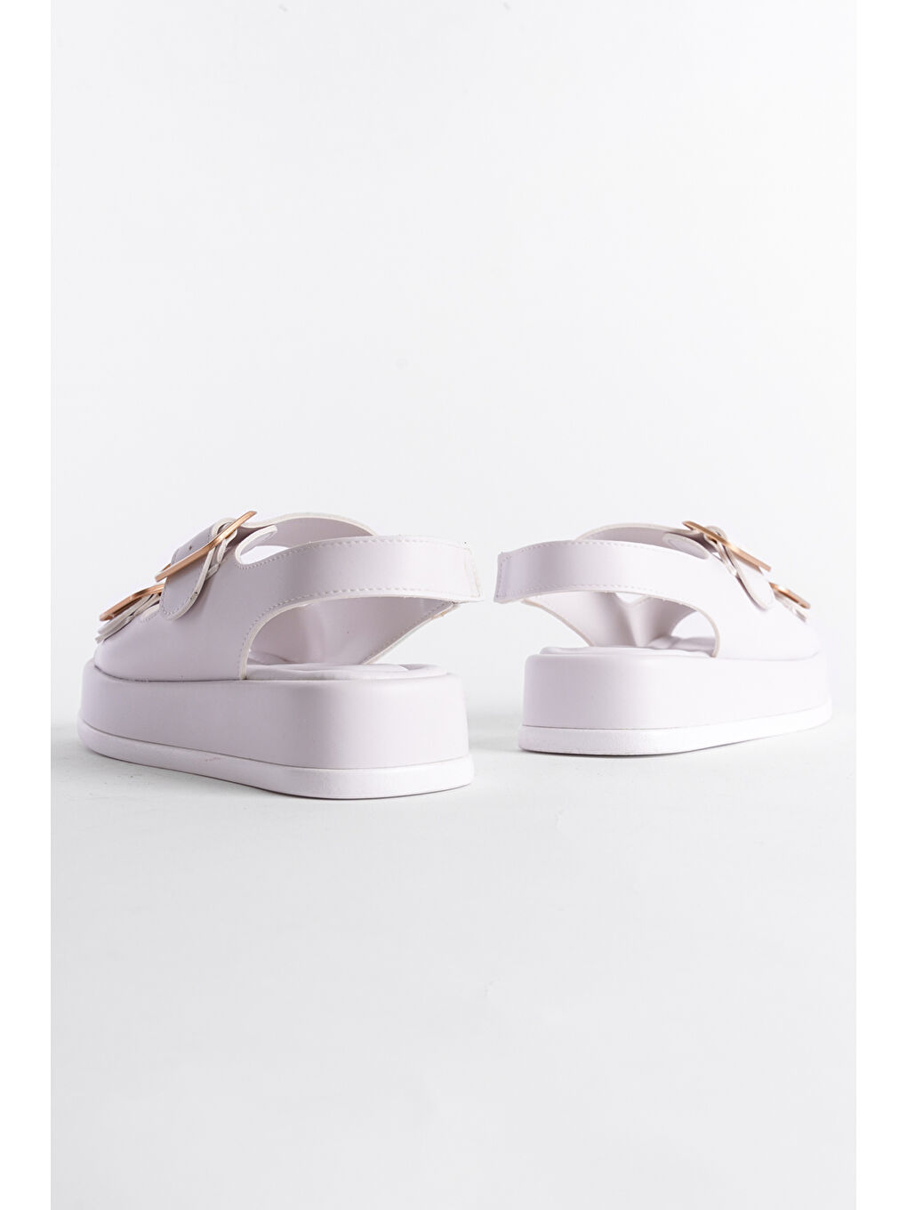 Beyaz Dolgu Topuklu Çift Bantlı Tokalı Kadın Sandalet-2
