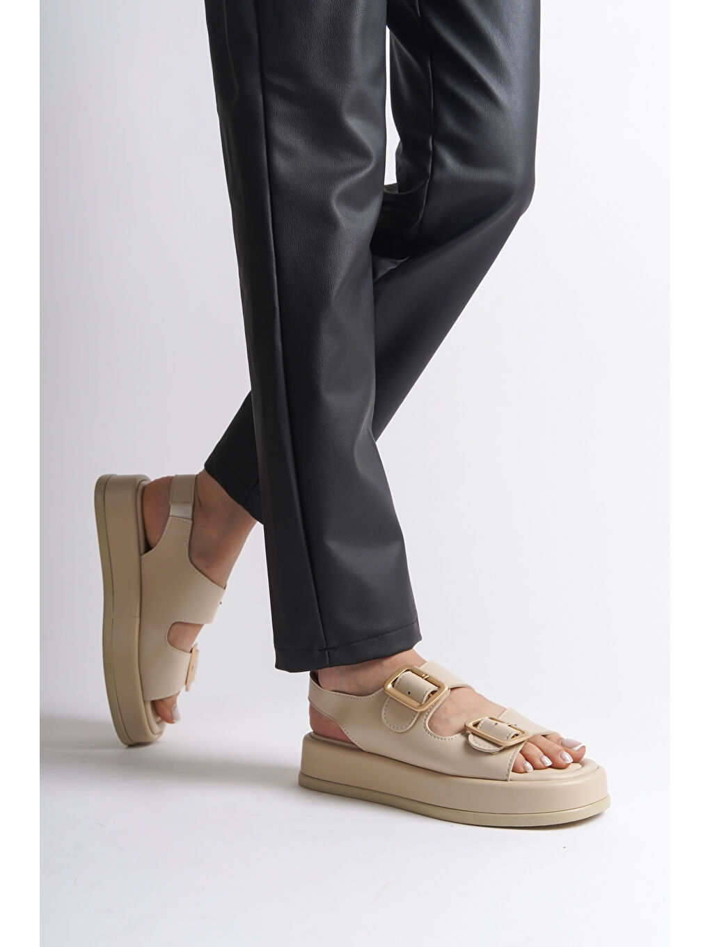 Bej Dolgu Topuklu Çift Bantlı Tokalı Kadın Sandalet-4