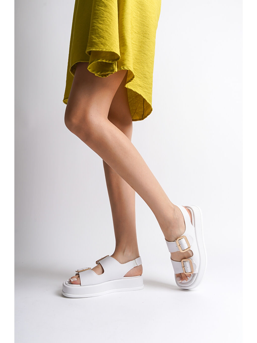 Beyaz Dolgu Topuklu Çift Bantlı Tokalı Kadın Sandalet-5