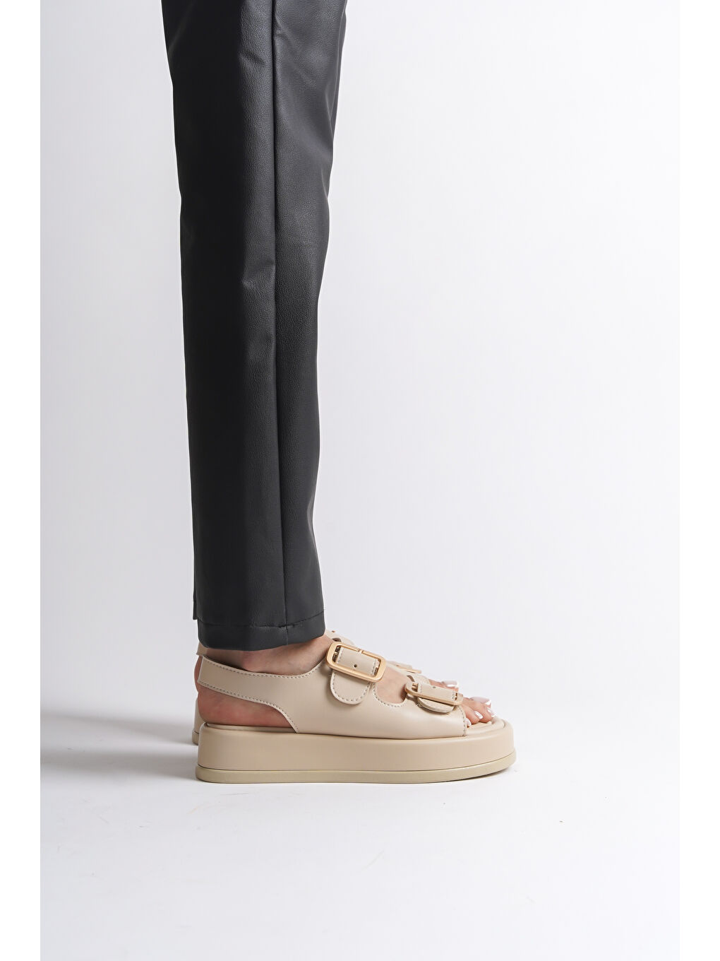 Bej Dolgu Topuklu Çift Bantlı Tokalı Kadın Sandalet-5