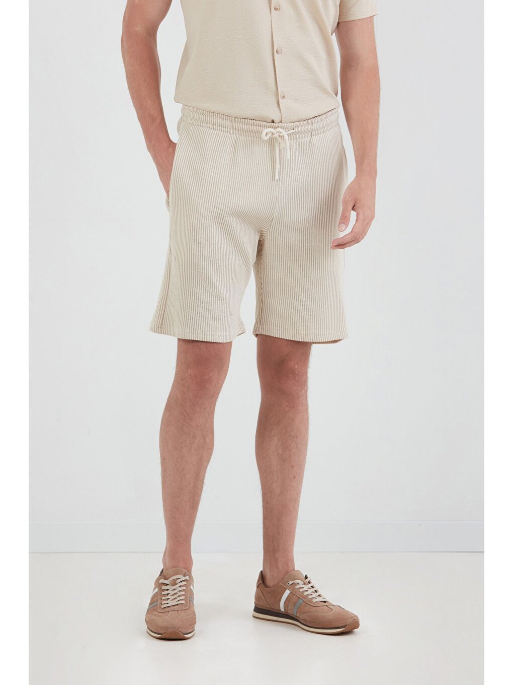 Bej Beli Bağlamalı Gofre Kumaş Şort-1