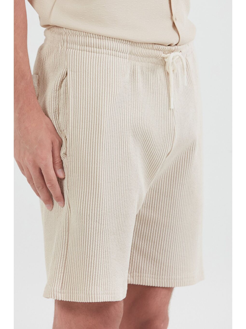 Bej Beli Bağlamalı Gofre Kumaş Şort-4