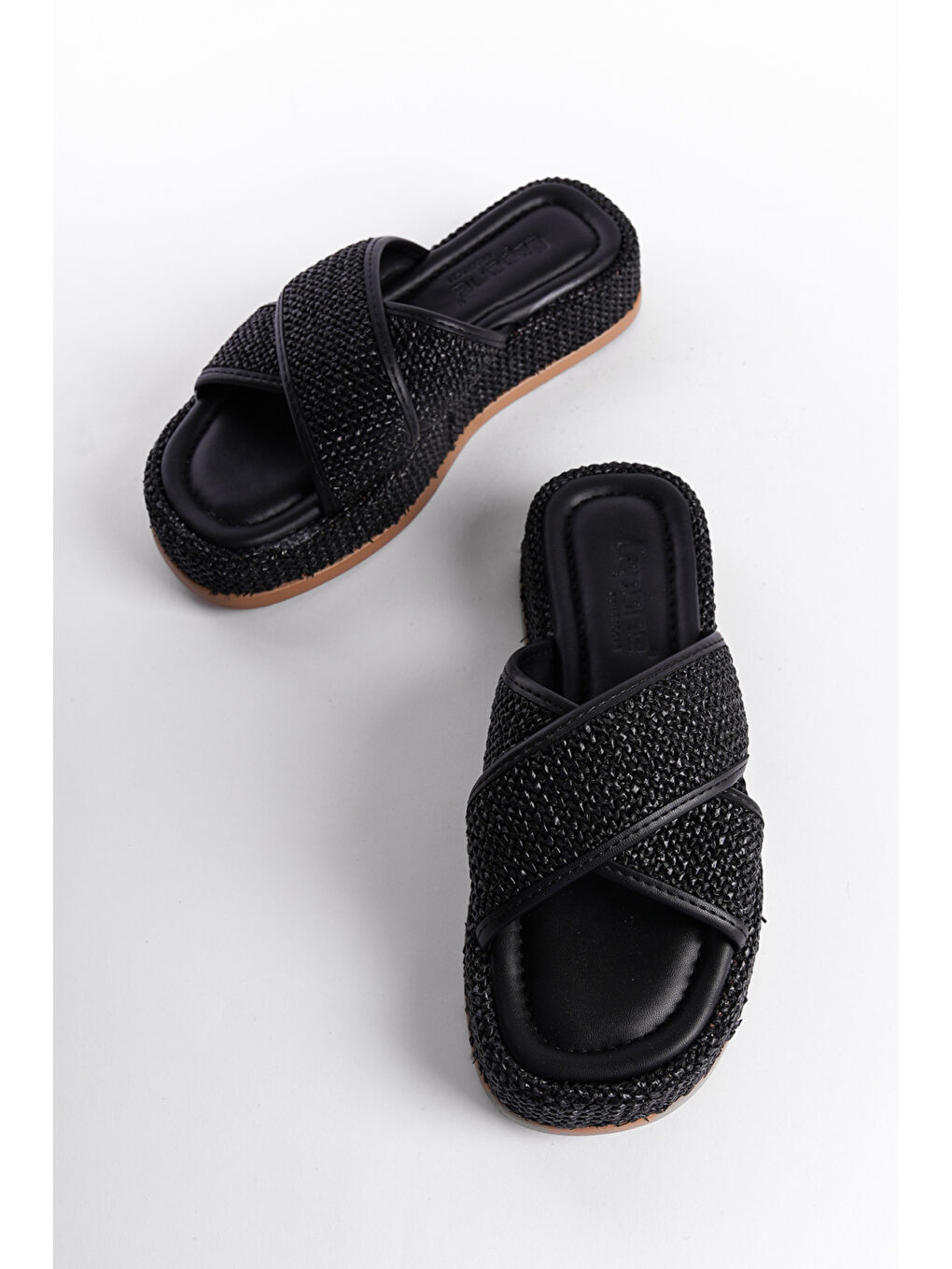 Siyah Düz Topuklu Hasır Çapraz Bantlı Kadın Sandalet-3