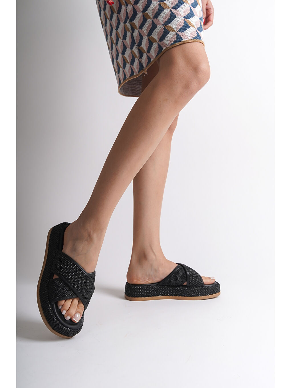 Siyah Düz Topuklu Hasır Çapraz Bantlı Kadın Sandalet-4