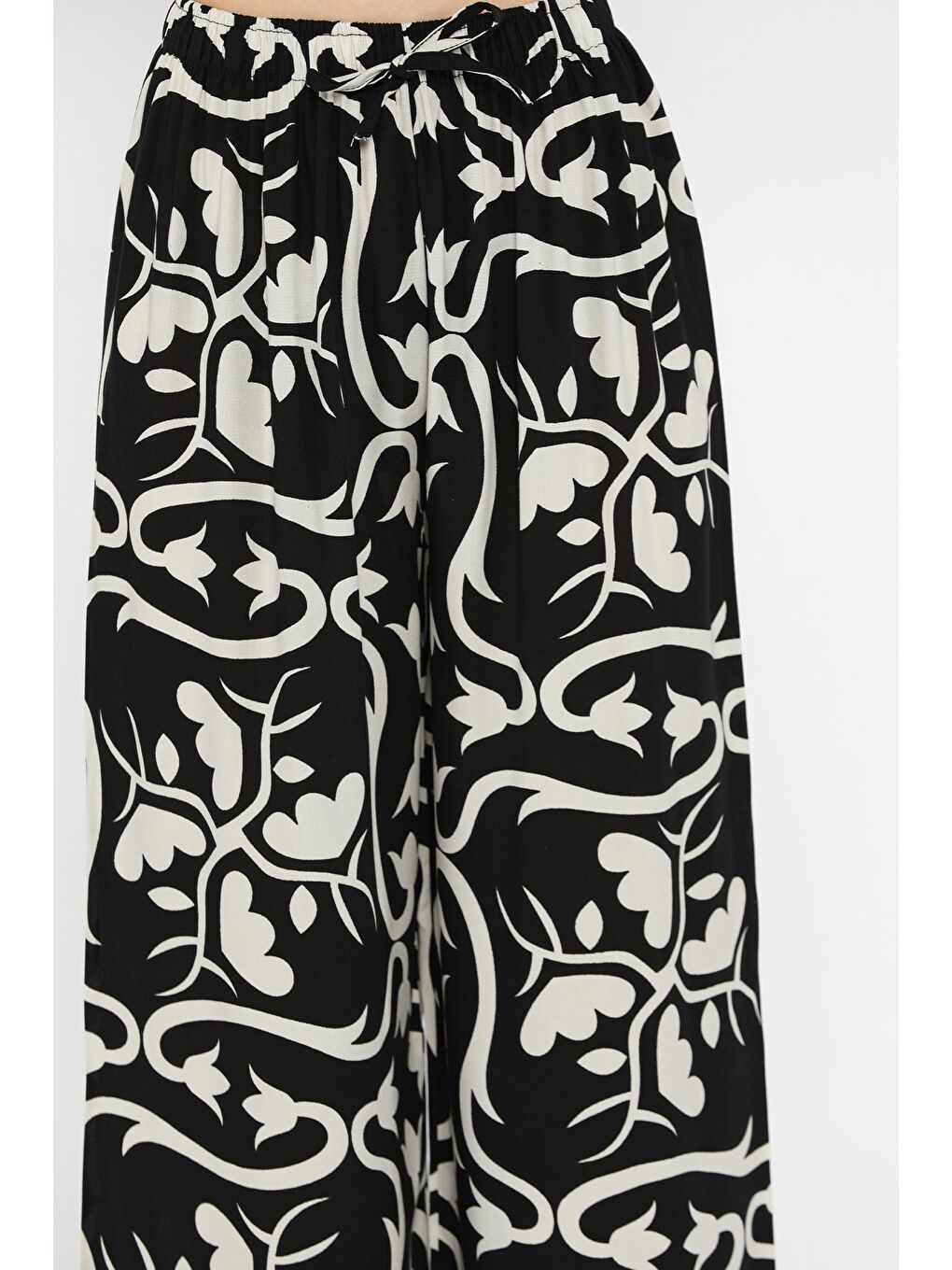 Siyah Kadın Bol Paça Viskon Yürüyüş Pantolonu-3