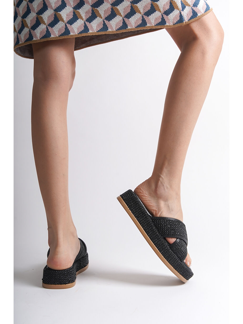 Siyah Düz Topuklu Hasır Çapraz Bantlı Kadın Sandalet-5