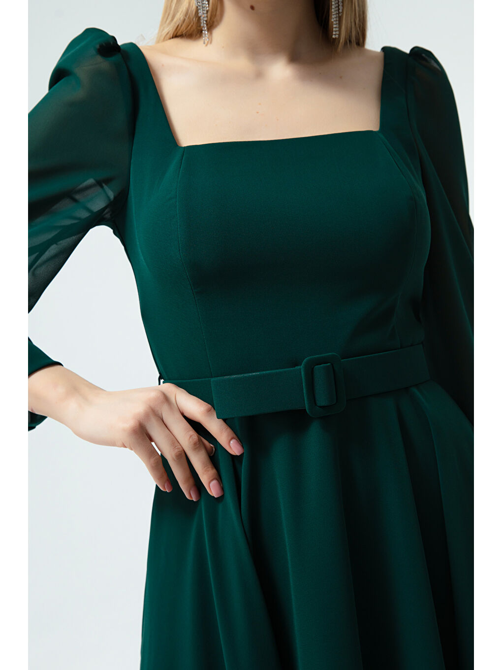 Kadın Zümrüt Yeşili Kare Yaka Kemerli Midi Şifon Abiye Elbise-3