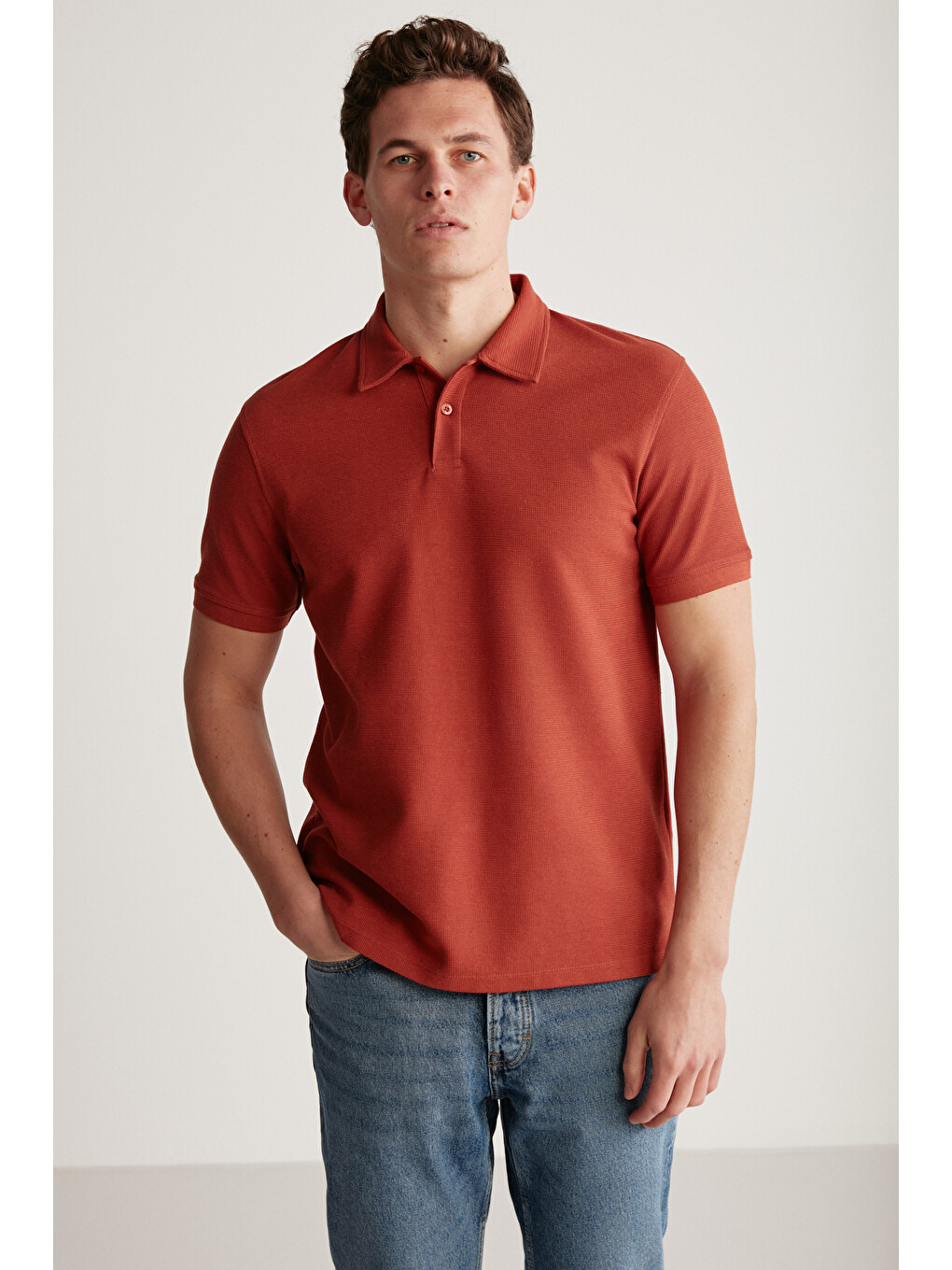 Kahverengi Erkek Dokulu Kumaşlı Slim Fit Kiremit Polo Yaka Tişört