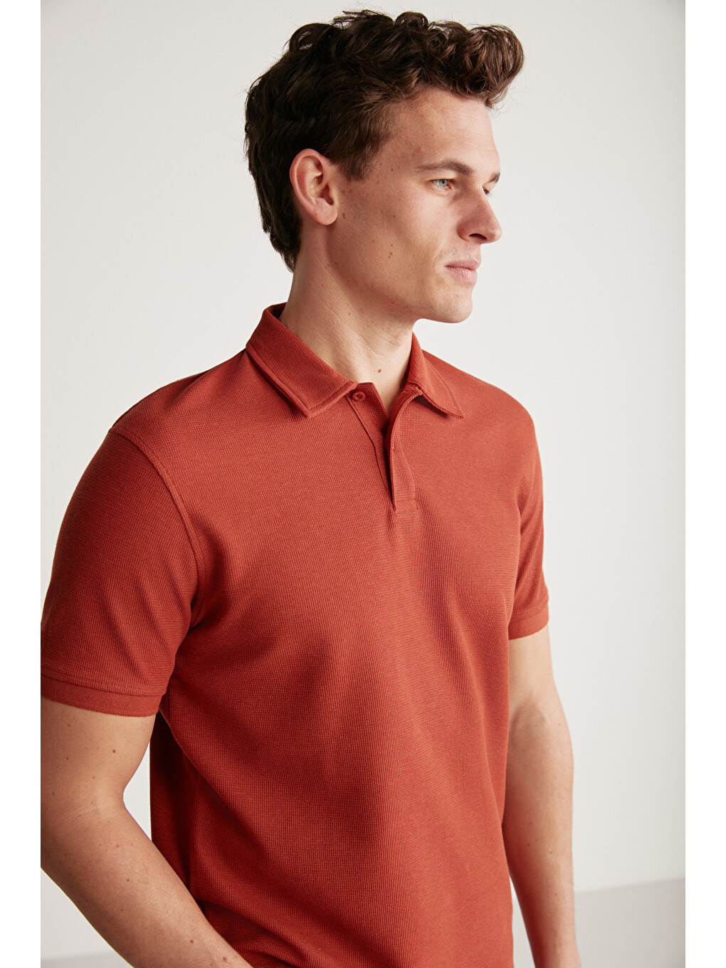 Kahverengi Erkek Dokulu Kumaşlı Slim Fit Kiremit Polo Yaka Tişört-1