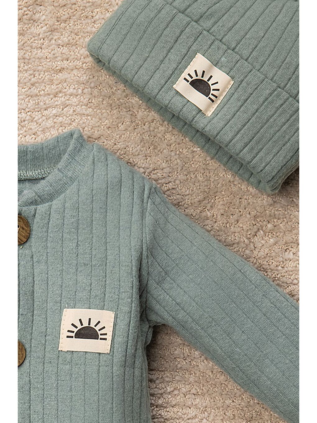 Turkuaz Bereli Güneş Armalı Düz Renk Tulum Bebek Takımı-1