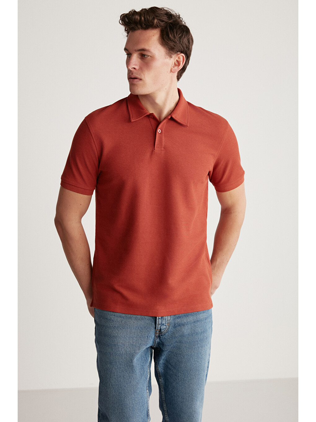 Kahverengi Erkek Dokulu Kumaşlı Slim Fit Kiremit Polo Yaka Tişört-3