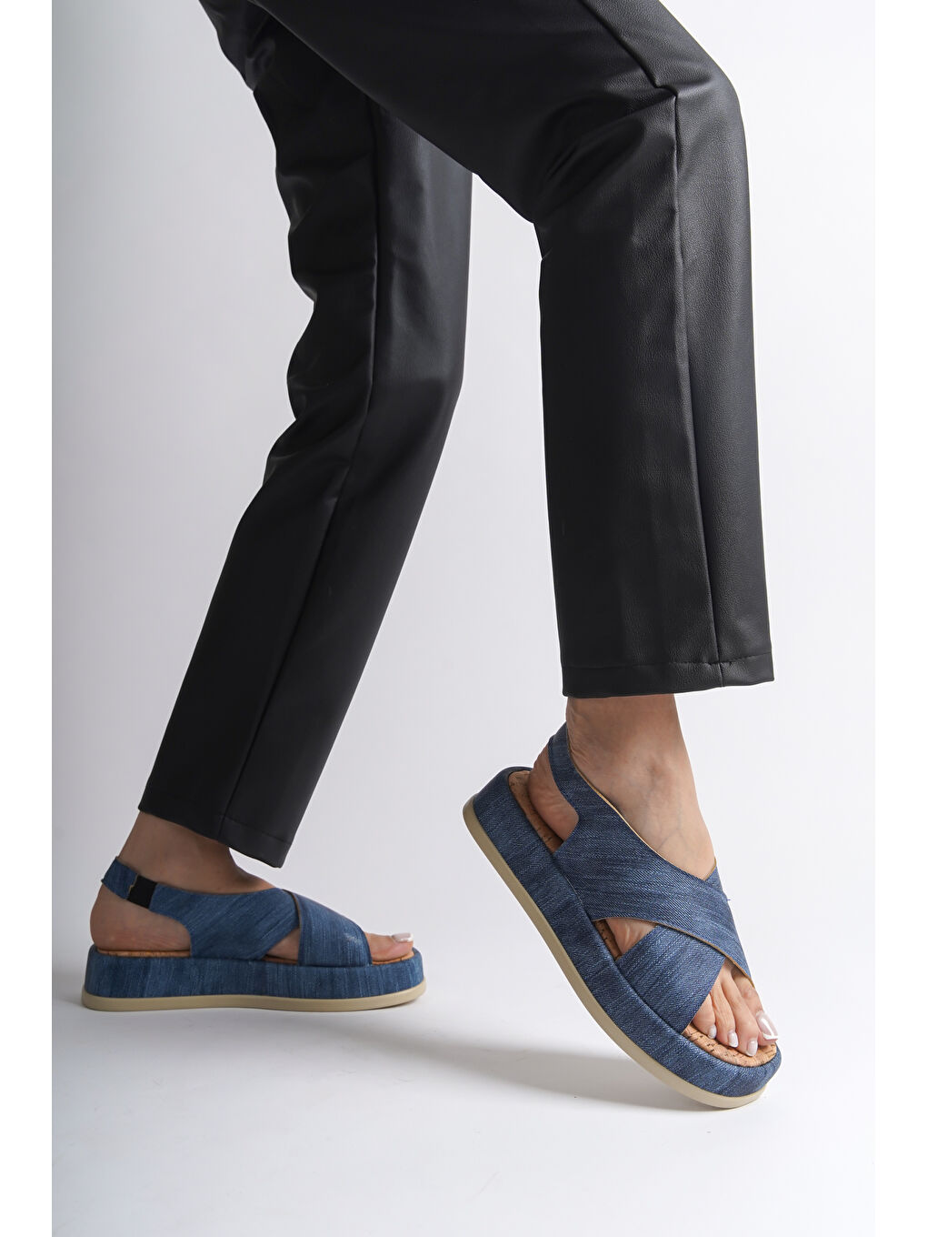 Mavi Dolgu Topuklu Çapraz Bantlı Kadın Sandalet-7