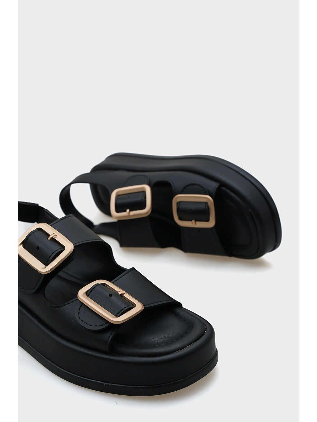 Siyah Denice Dolgu Topuklu Çift Bantlı Tokalı Kadın Sandalet-5