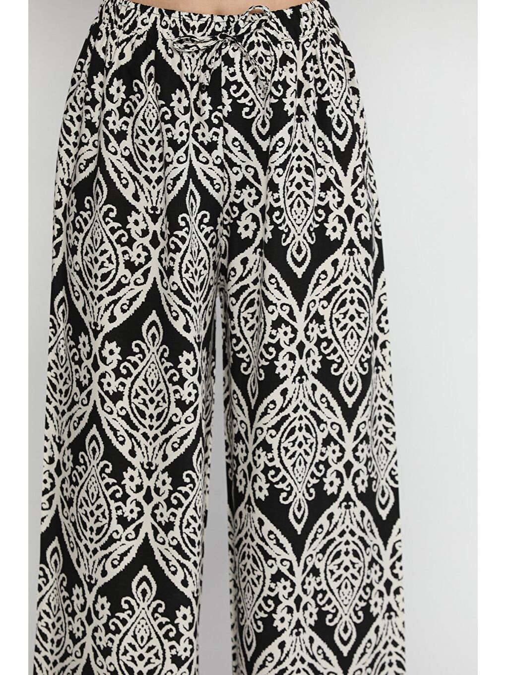 Siyah Kadın Bel Lastikli Desenli Viskon Yürüyüş Pantolonu-3