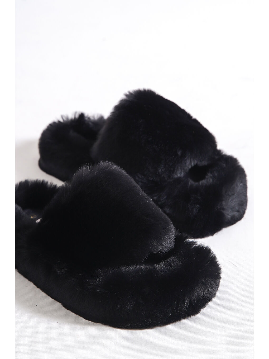 Siyah Pelüş Tüylü Kadın Ev Terliği-1