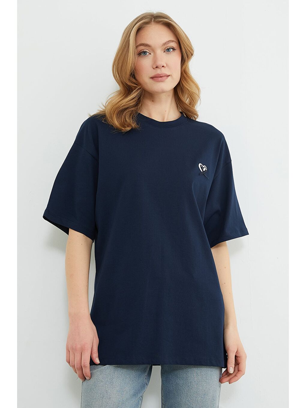 Lacivert Kalp Nakışlı Bisiklet Yaka Salaş Tişört