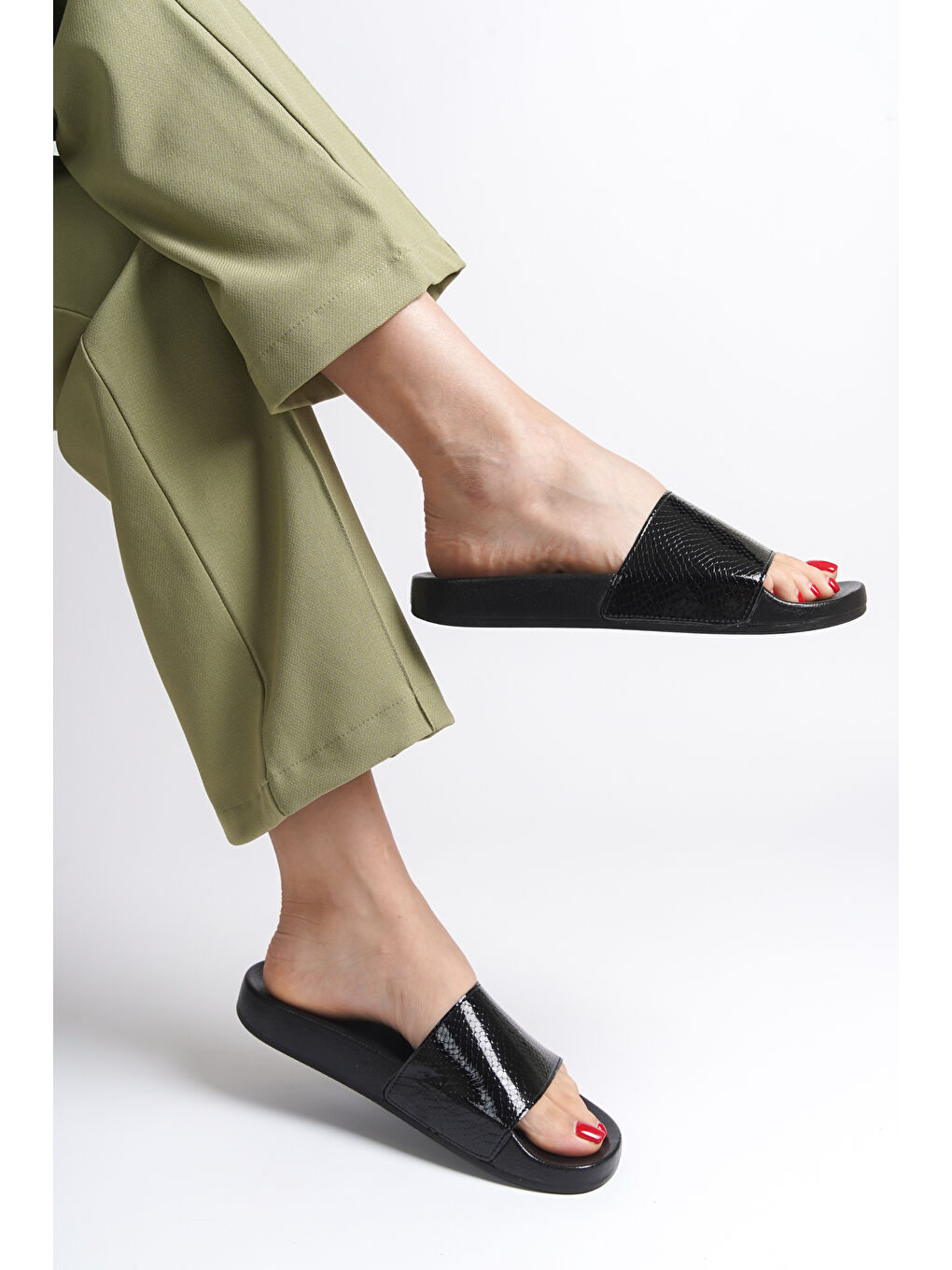 Siyah Kadın Terlik-5