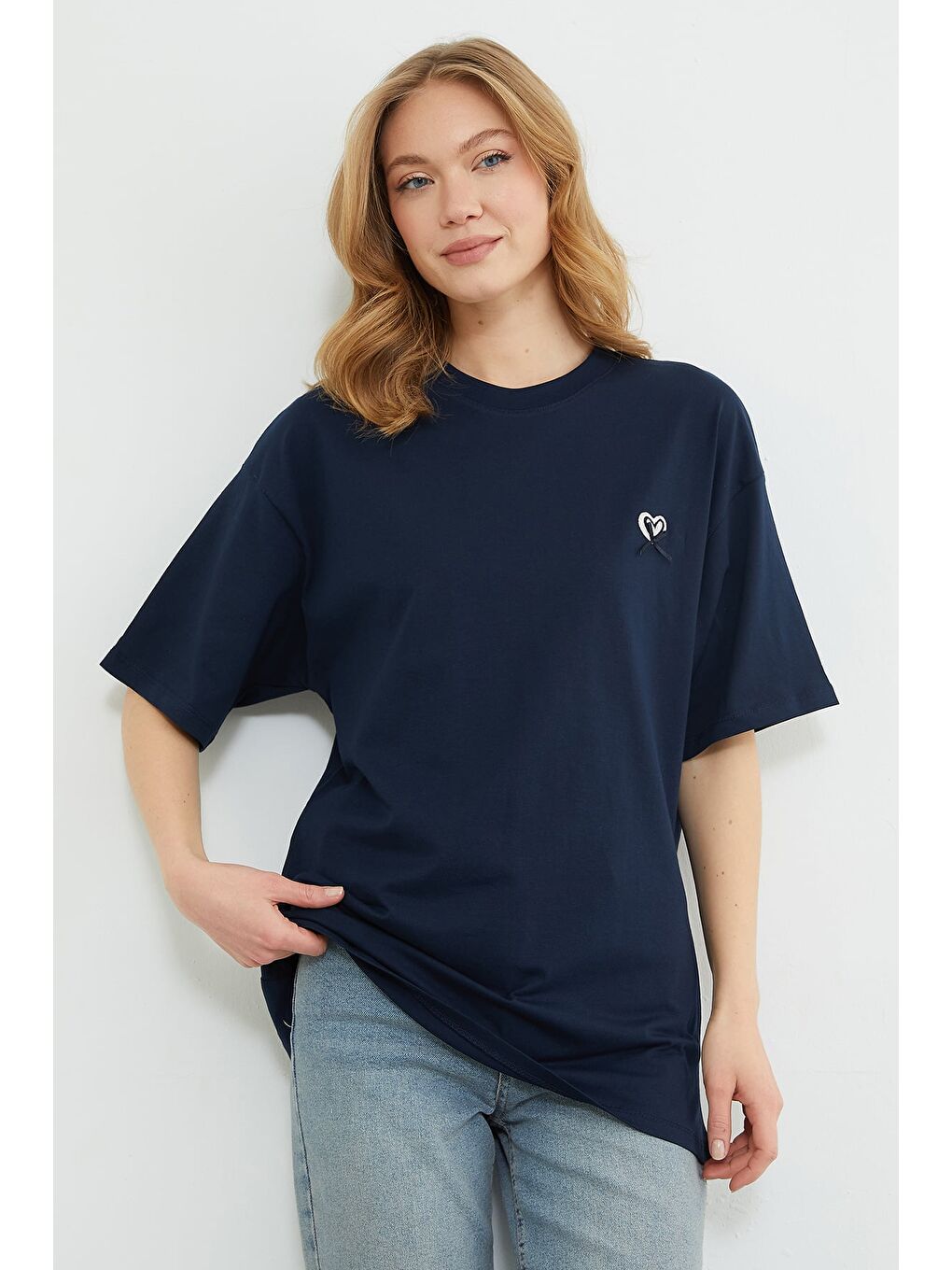 Lacivert Kalp Nakışlı Bisiklet Yaka Salaş Tişört-1