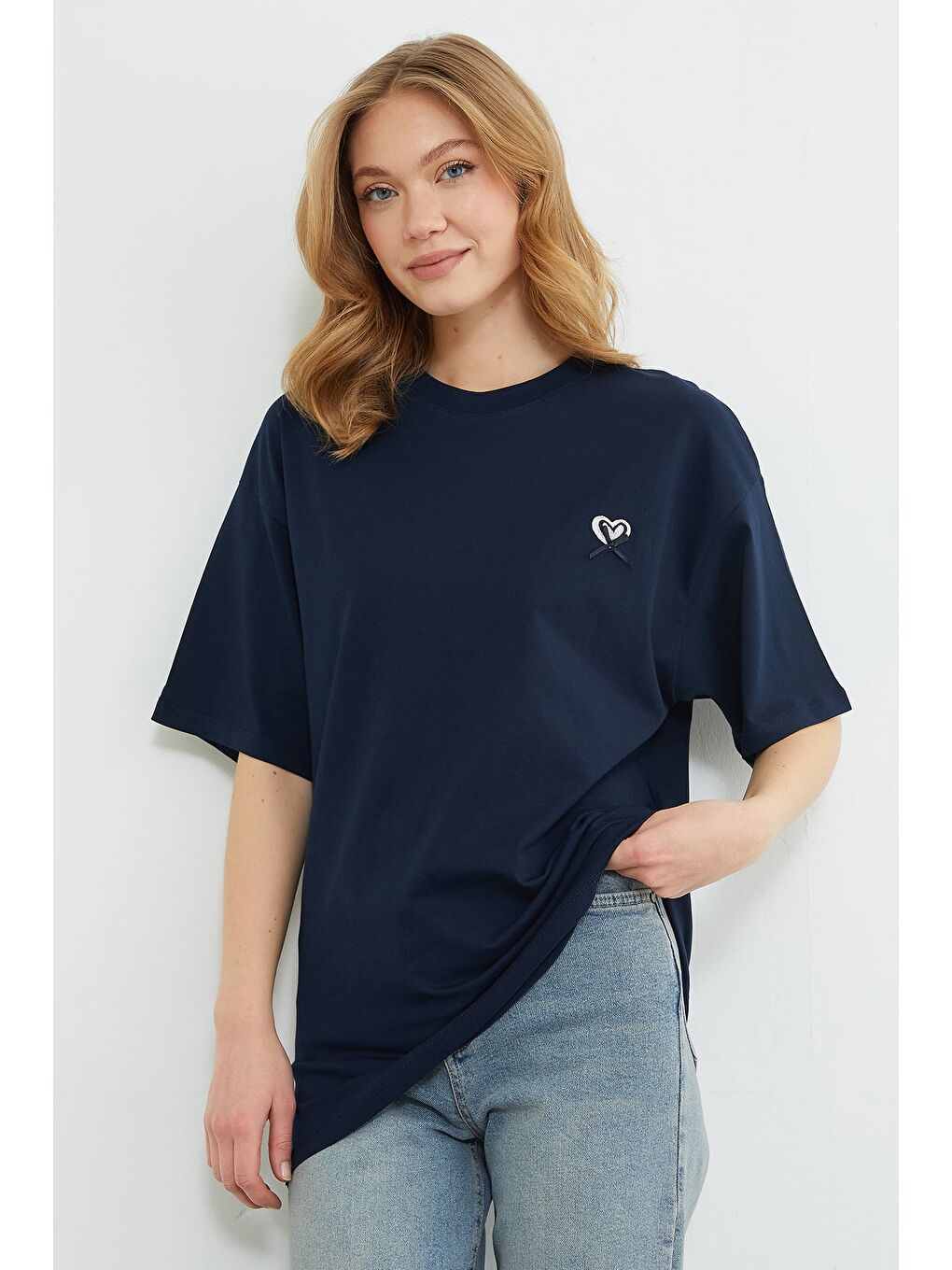 Lacivert Kalp Nakışlı Bisiklet Yaka Salaş Tişört-3