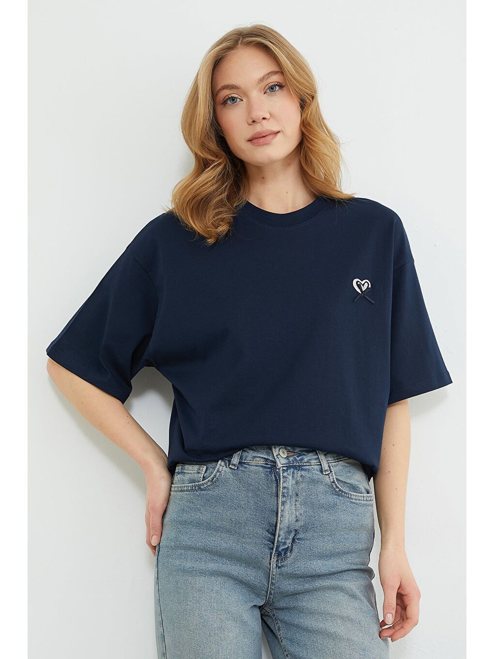 Lacivert Kalp Nakışlı Bisiklet Yaka Salaş Tişört-4