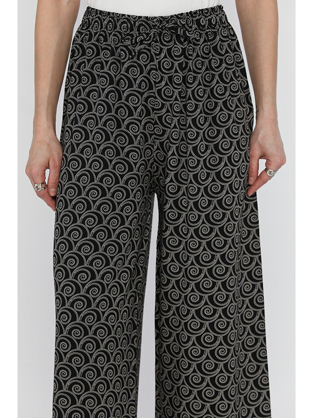 Siyah Kadın Desenli Viskon Yürüyüş Pantolonu-3