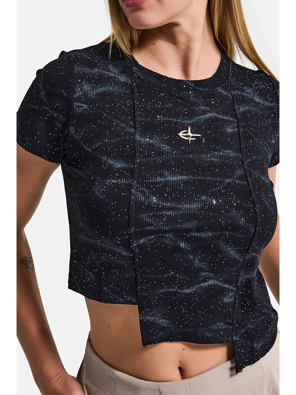 Kadın Siyah w5 Aksesuar Detaylı Asimetrik Kesim Crop Top