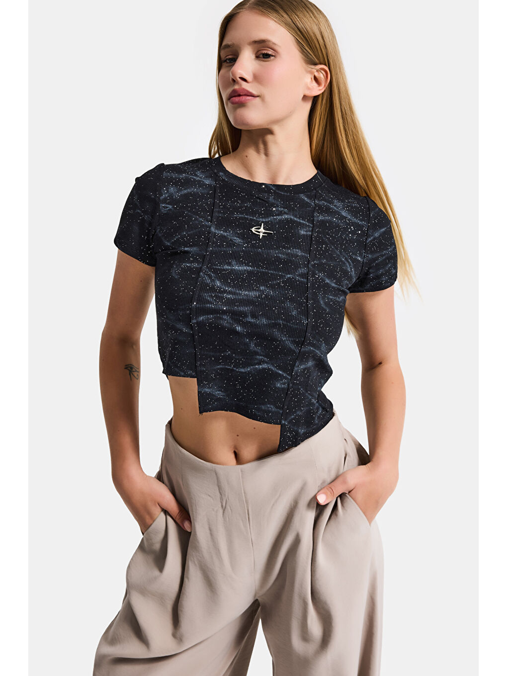 Kadın Siyah w5 Aksesuar Detaylı Asimetrik Kesim Crop Top-2