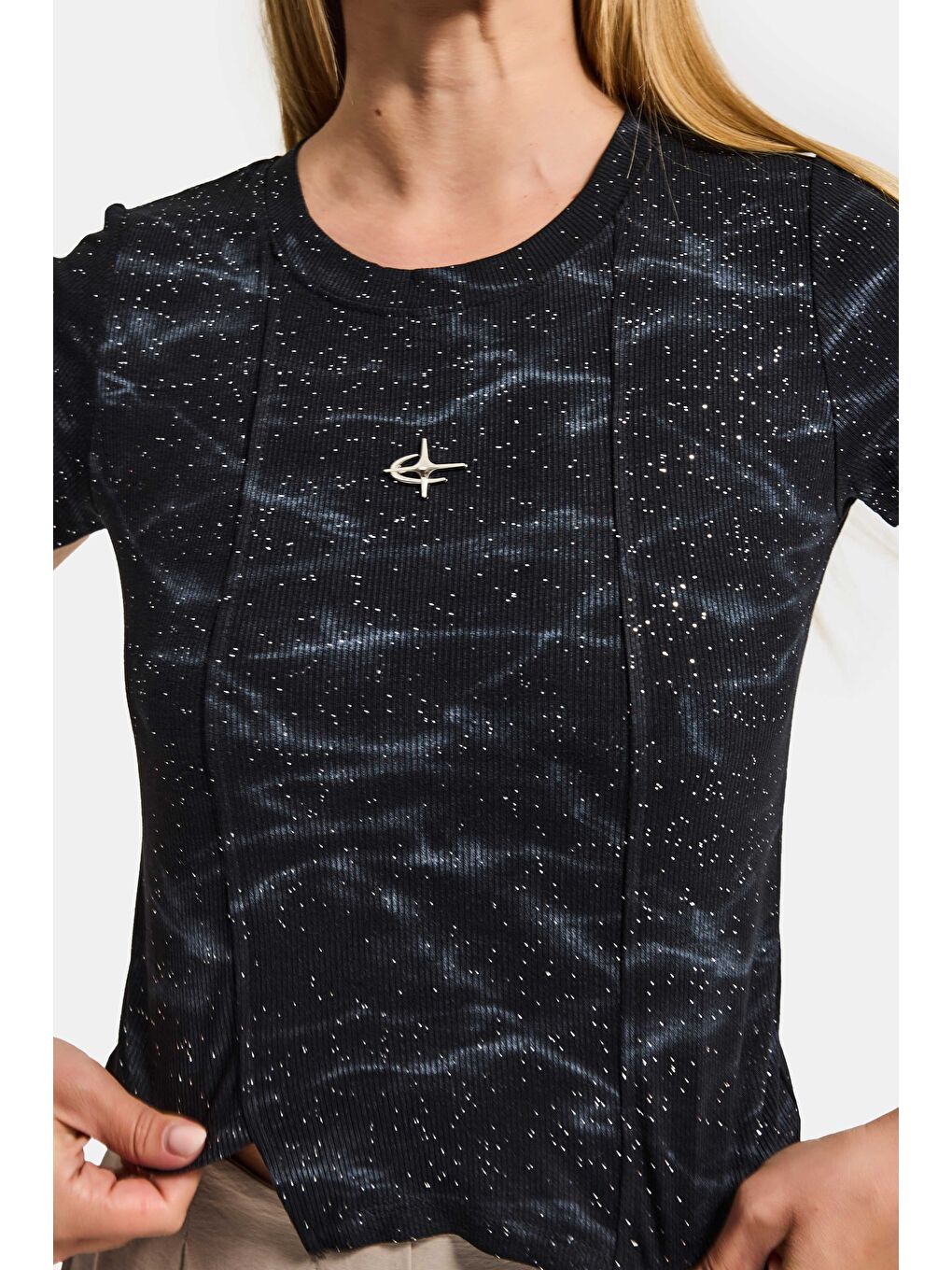 Kadın Siyah w5 Aksesuar Detaylı Asimetrik Kesim Crop Top-3