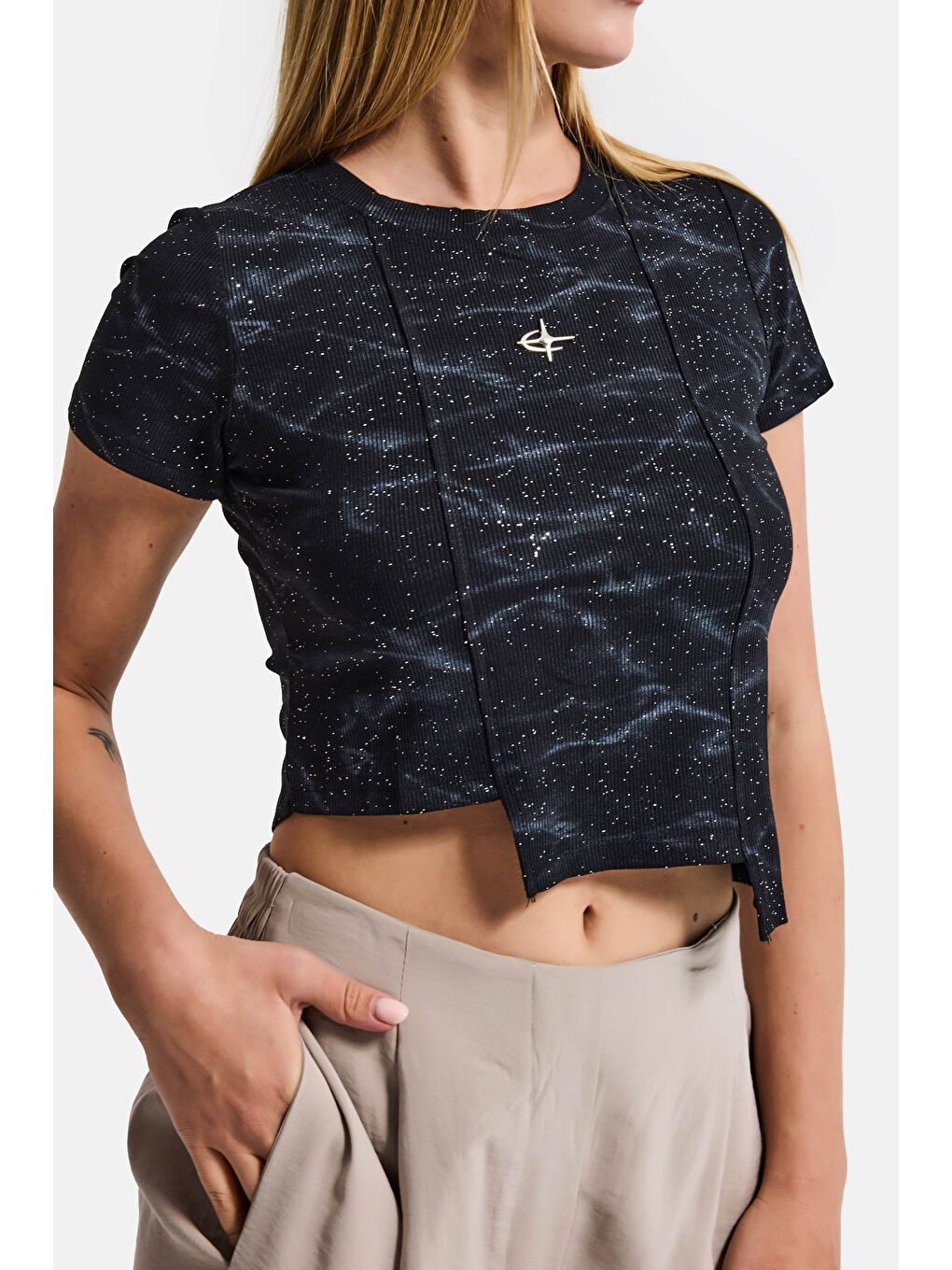 Kadın Siyah w5 Aksesuar Detaylı Asimetrik Kesim Crop Top-4