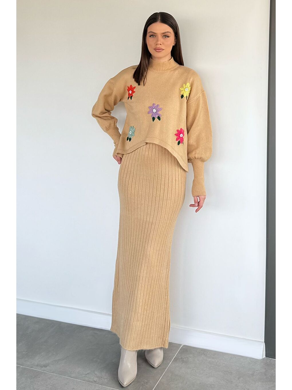 Bej Kadın Yarım Balıkçı Yaka Nakışlı Triko Bluz Elbise İkili Takım