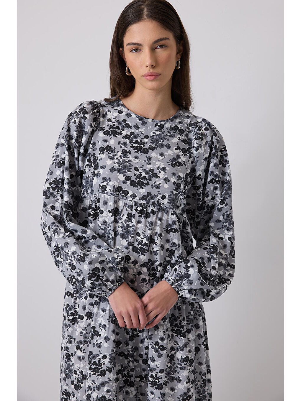 Siyah Çiçek Desenli Elbise-1