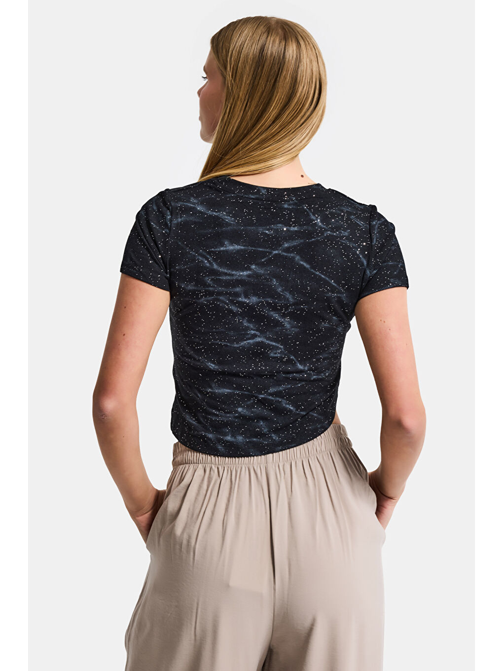 Kadın Siyah w5 Aksesuar Detaylı Asimetrik Kesim Crop Top-5