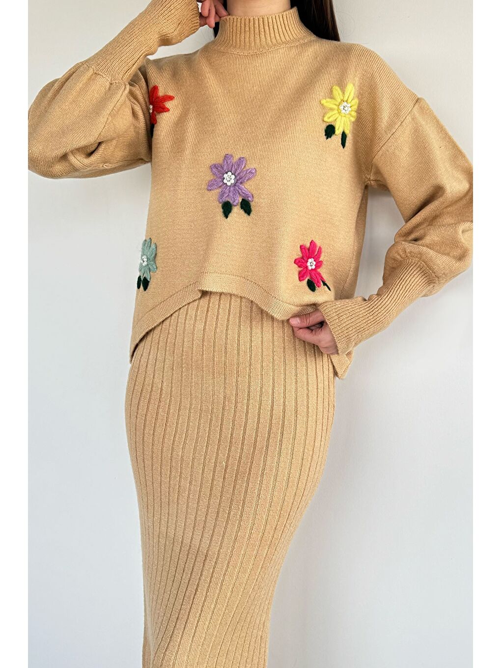 Bej Kadın Yarım Balıkçı Yaka Nakışlı Triko Bluz Elbise İkili Takım-1