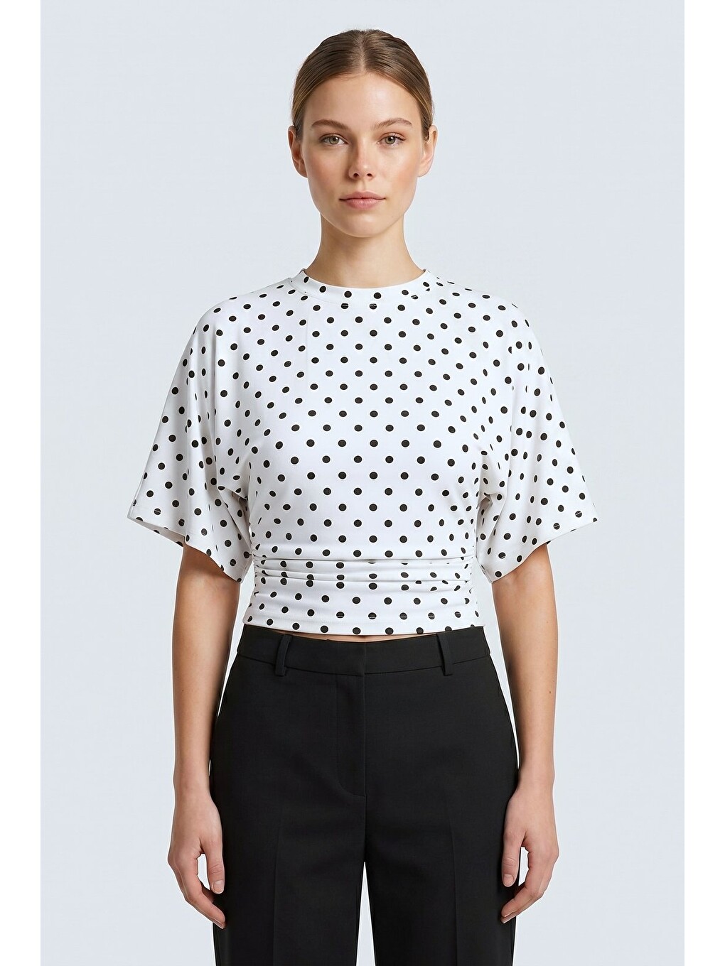Beyaz Puantiyeli Bisiklet Yaka Beli Büzgülü Yarasa Kollu Crop Bluz