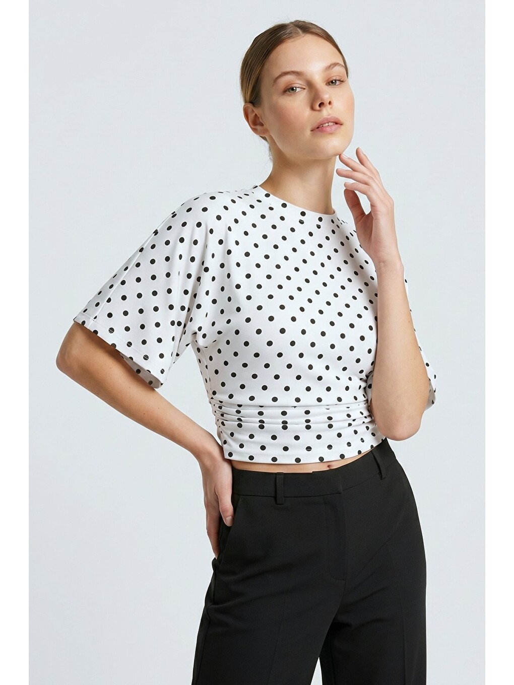 Beyaz Puantiyeli Bisiklet Yaka Beli Büzgülü Yarasa Kollu Crop Bluz-1