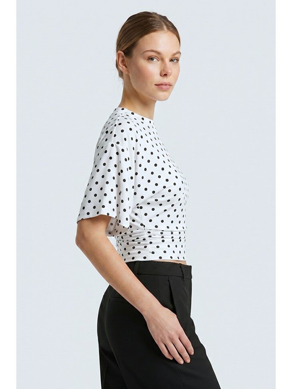 Beyaz Puantiyeli Bisiklet Yaka Beli Büzgülü Yarasa Kollu Crop Bluz-2